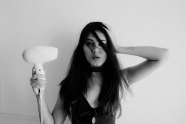 空気が乾燥すると髪は傷むのか？冬やエアコン環境で髪がパサつく理由と正しい乾燥対策